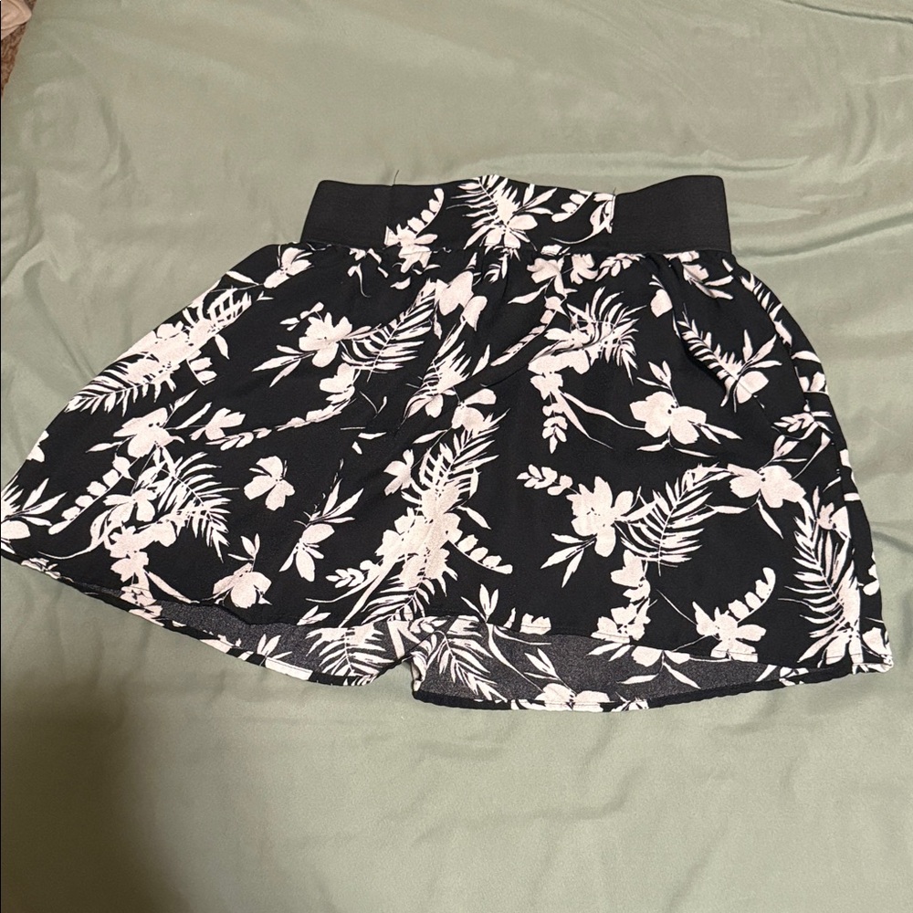 Joe B Black and White Floral Shorts